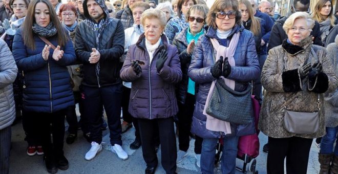 Decenas de vecinos se han concentrado este mediodía a las puertas del ayuntamiento de Banyoles para guardar cinco minutos de silencio por la mujer asesinada a manos de su hija. /EFE