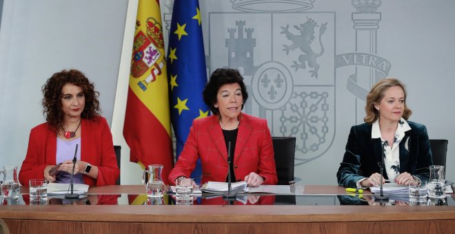 La portavoz del Gobierno, Isabel Celaá (c), la ministra de Hacienda, María Jesús Montero (i), y la de Economía, Nadia Calviño (d), durante la rueda de prensa posterior a la reunión del Consejo de Ministros en la que se han aprobado los Presupuestos para 2