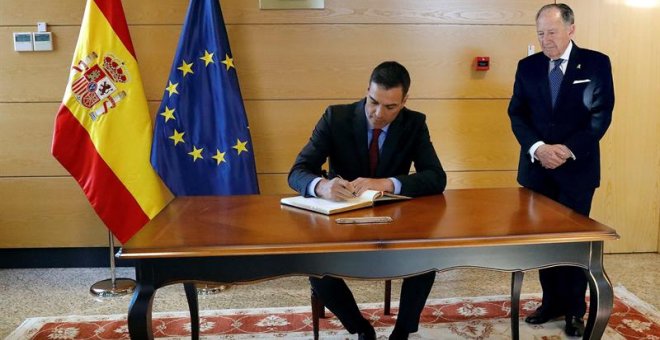 El presidente del Gobierno, Pedro Sánchez (c), ha visitado hoy las dependencias del Centro Nacional de Inteligencia (CNI) donde ha sido recibido por el director del CNI, Félix Sanz Roldán (d), quien le ha mostrado las instalaciones. EFE/Pool Moncloa/CNI