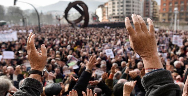 Miles de jubilados y pensionistas, convocados por la plataforma de asociaciones de jubilados, viudas y pensionistas de Bizkaia, se han manifestado hoy por las calles de Bilbao. EFE/MIGUEL TOÑA