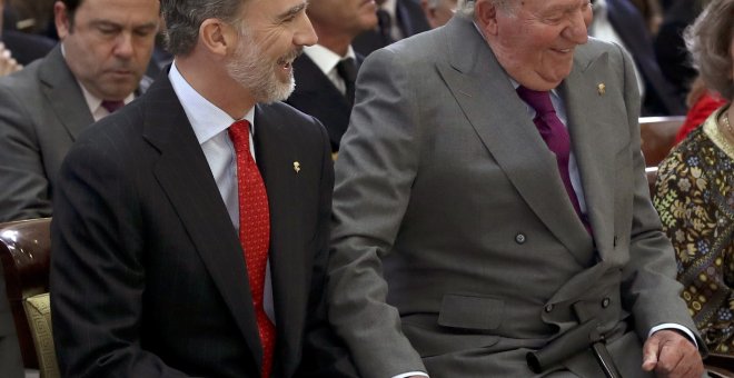 El rey Felipe y su padre, el rey Juan Carlos, momentos antes de asistir a la ceremonia de entrega de los Premios Nacionales del Deporte 2017, en el Palacio de El Pardo. EFE/Ballesteros