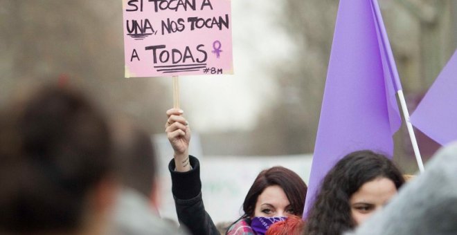 Una mujer sujeta una pancarta durante el día de la huelga feminista. 8 de marzo de 2018, Madrid. - MANOLO FINISH