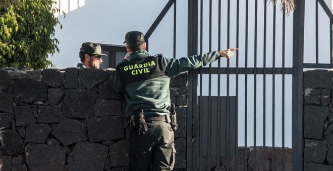 14/01/2019.- Efectivos de la Guardia Civil se personan en el domicilio de Romina Celeste, desaparecida desde la noche del pasado 31 de diciembre y donde anoche fue detenido su marido. EFE/Javier Fuentes