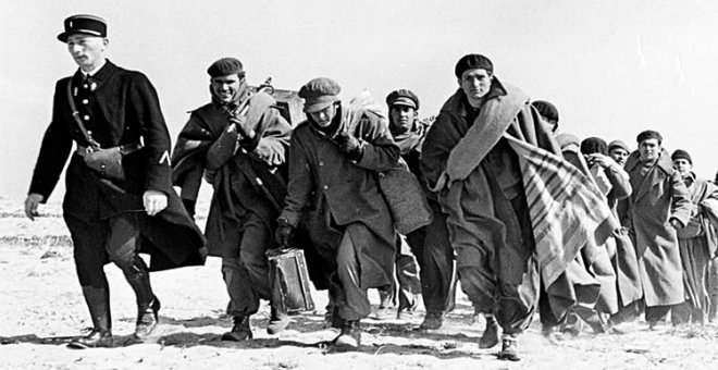 Miles de personas se tuvieron que exiliar tras el final de la Guerra Civil española, tal y como retrata Robert Capa en esta imagen. Muchos de esos exiliados políticos nunca volvieron. | Robert Capa / UNAM