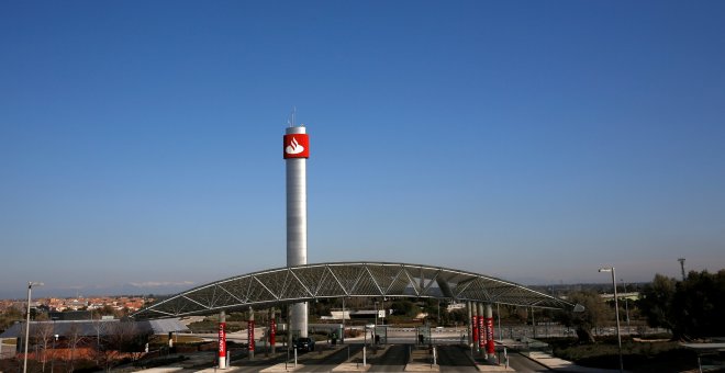 El logo del Banco Santander en la entrada de su Ciudad Financiera, su sede corportativa en la localidad madrleña de Boadilla del Monte. REUTERS/Juan Medina