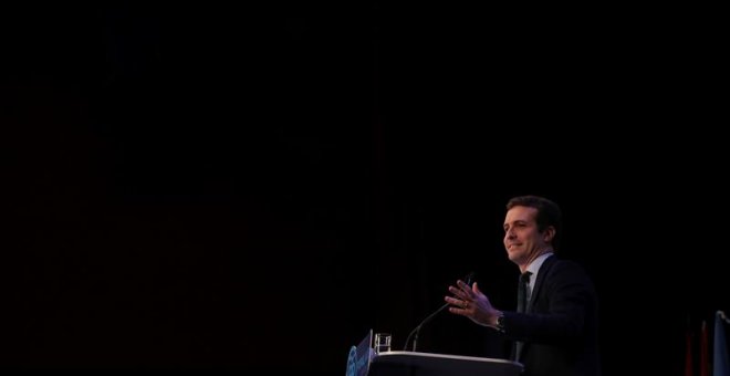 El presidente del PP, Pablo Casado, durante la presentación este domingo de sus candidatos a la Comunidad y el Ayuntamiento de Madrid, Isabel Díaz Ayuso, y José Luis Martínez-Almeida. EFE/JuanJo Martín