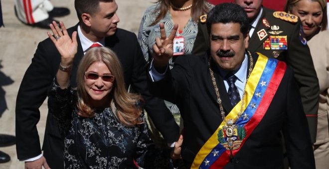 14/01/2019.- El presidente de Venezuela, Nicolás Maduro (d), saluda hoy, junto a la primera dama Cilia Flores (i), a su llegada a la sesión del foro Constituyente para rendir cuentas de 2018. EFE/Miguel Gutiérrez