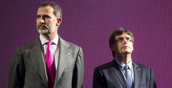 El rey Felipe VI y el expresident Carles Puigdemont, en una foto de archivo. / EFE