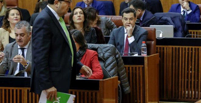 El líder de Vox en Andalucía, Francisco Serrano, pasa ante el candidato Juanma Moreno (c-d), en el Parlamento de Andalucía. - EFE