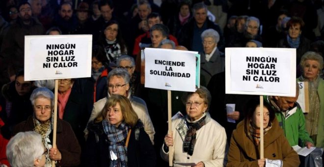 El 37% de las personas entrevistadas por la Cruz Roja asegura que pasa frío en su hogar - AFP