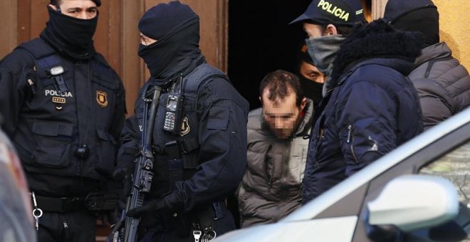 15/01/2019.- Los Mossos d,Esquadra trasladan a uno de los detenidos en el distrito de el Clot de Barcelona, tras efectuar desde primera hora de la mañana una operación antiterrorista contra una célula yihadista en Barcelona e Igualada. EFE/Alejandro Garcí