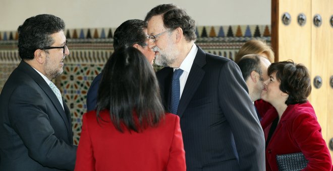 El expresidente del Gobierno Mariano Rajoy, junto a la presidenta de la Cámara autonómica, Marta Bosquet (Cs) (c), saluda al líder andaluz de Vox, Francisco Serrano, su llegada al Parlamento andaluz en Sevilla para el acto de toma de posesión del líder de