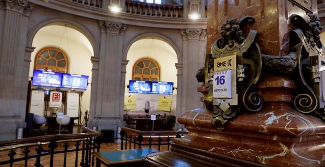 Vista general de la Bolsa española que mantiene ganancias del 0,14 % minutos después de la apertura, pendiente de la situación política de Reino Unido, donde el Parlamento británico ha rechazado de forma mayoritaria el acuerdo sobre el "brexit" alcanzado