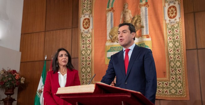 El nuevo presidente de la Junta de Andalucía, Juanma Moreno, durante el acto de toma posesión donde ha jurado su cargo en el Parlamento andaluz en Sevilla. EFE/Julio Muñoz