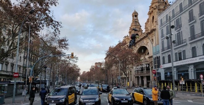 Los taxistas de Barcelona mantienen el paro y el bloqueo de la Gran Via toda la noche