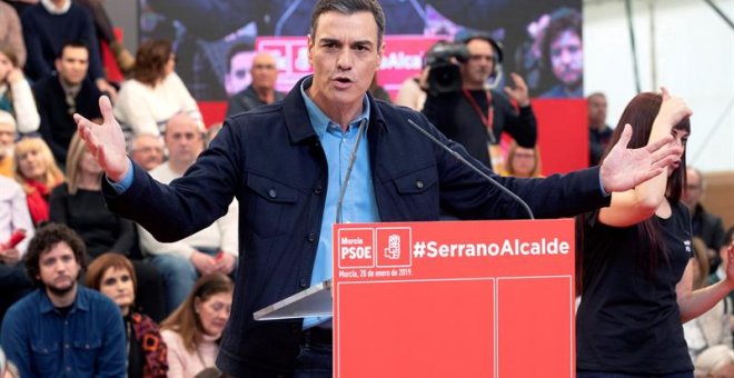 El secretario general del PSOE y presidente del Gobierno, Pedro Sánchez (i), hoy durante su intervención en el acto de presentación de José Antonio Serrano como candidato del PSOE a la alcaldía de Murcia, en la pedanía de Puente Tocinos, Murcia.- EFE/Marc