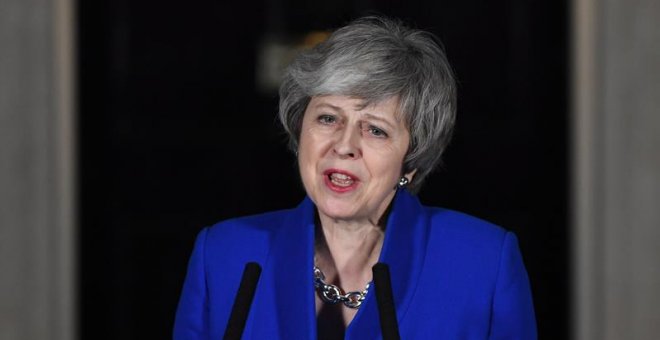 La primera ministra británica, la conservadora Theresa May, ofrece hoy una comparecencia frente a su residencia oficial de Downing Street, en Londres (Reino Unido). May pidió hoy al resto de fuerzas políticas que antepongan el "interés nacional" del Reino