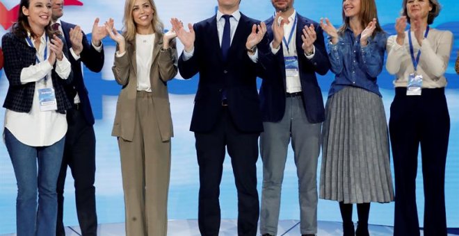 El presidente del PP, Pablo Casado (c), y su esposa Isabel Torres (3ªi), junto al secretario general Teodoro García-Egea (2ºi), y los vicesecretarios Andrea Levy, Javier Maroto, Marta González e Isabel García Tejerina (i-d), durante la clausura de la Conv