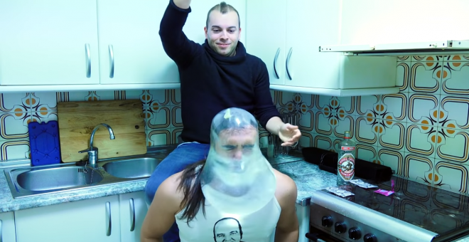 Dos youtubers se graban haciendo el 'condon challenge'. | YouTube