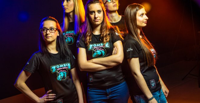 Laura Muñoz (c) con las demás integrantes de Zombie Unicorns, un equipo femenino de eSports. TWITTER/@Movistar_Riders