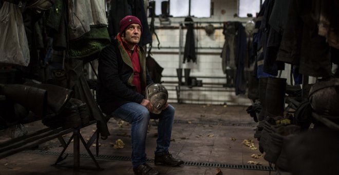 Benjamín Fernández en el vestuario de la última mina en la que trabajó, Carbonar, cerca de Cangas del Narcea, Asturias.-JAIRO VARGAS