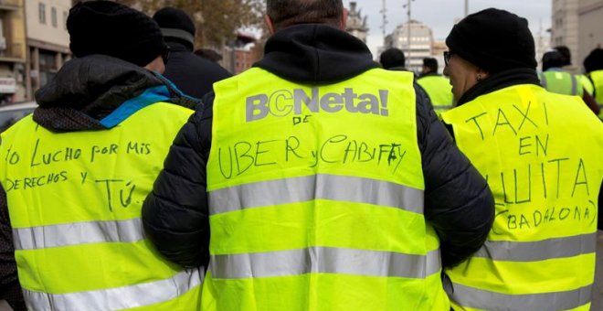 Centenares de taxistas cortan la plaza de España de Barcelona durante el quinto día de huelga indefinida del sector. - EFE