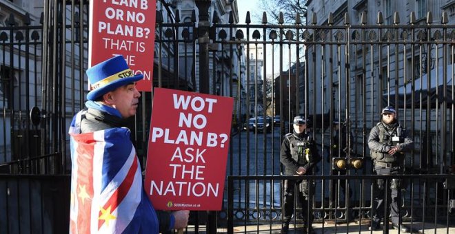 Un defensor de la celebración de un nuevo referéndum sobre el brexit se manifiesta en Downing street durante la celebración del Consejo de Ministros en Londres. - EFE