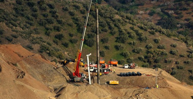 Continúan los trabajos del rescate de Julen, el niño de dos años que cayó el pasado domingo día 13 a un profundo y estrecho pozo en la localidad de Totalán | EFE