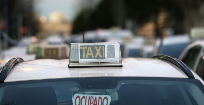 Madrid durante la primera jornada de la huelga indefinida de los taxistas que se unen a la iniciada el viernes por el sector del taxi de Barcelona | EFE