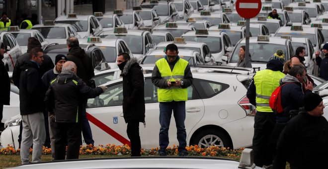 Concentración de taxistas en las inmediaciones del recinto ferial de Ifema, en el segundo día de la huelga indefinida del sector del taxi | EFE