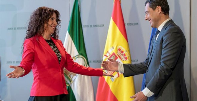 22/01/2019.- La nueva consejera de Igualdad, Políticas Sociales y Conciliación, Rocío Ruiz (Cs), durante el acto de toma de posesión de su cargo es felicitada por el presidente de la Junta de Andalucía, Juanma Moreno (d), hoy en el Palacio de San Telmo en