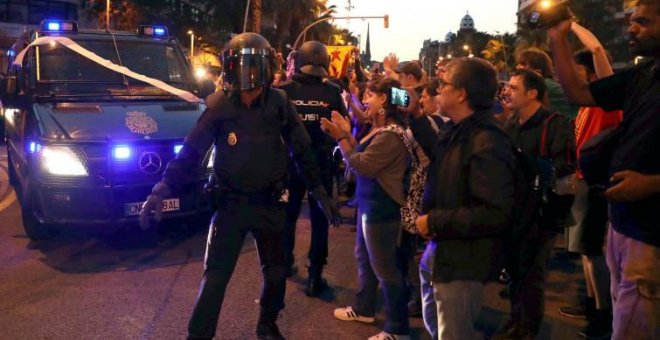 Despliegue policial en la sede de la CUP el 20-S. EFE