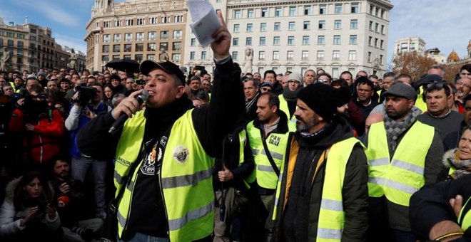 Asamblea de taxistas este miércoles en la plaza de Catalunya de Barcelona. EFE/Toni Albir