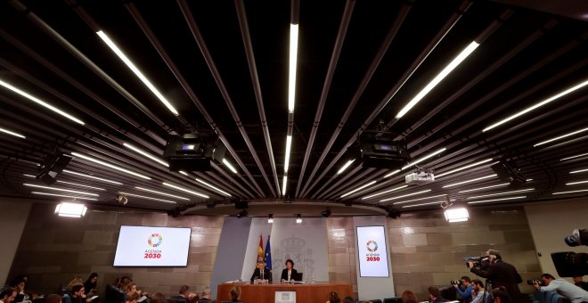 La portavoz del Gobierno, Isabel Celaá y el ministro del Interior, Fernando Grande- Marlaska, durante la rueda de prensa posterior a la reunión del Consejo de Ministros que ha tenido lugar en La Moncloa. EFE/ Angel Diaz