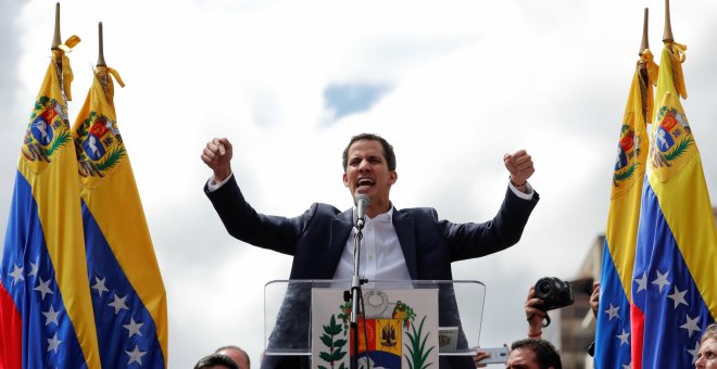 El líder opositor Guaidó se ha autoproclamado presidente de Venezuela este miércoles. / REUTERS - CARLOS GARCIA RAWLINS