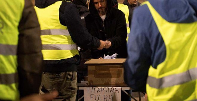 Los taxistas de Barcelona votan. (MARTA PÉREZ | EFE)