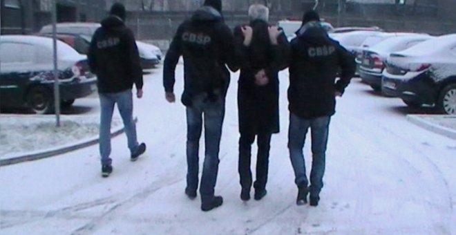 Piero Pini, saliendo esposado del matadero polaco. Foto cedida por la policía.