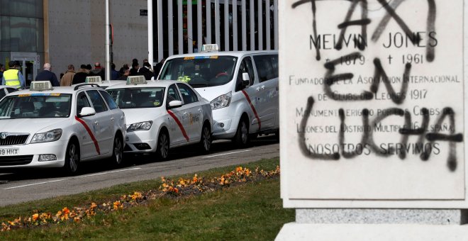 Decenas de taxis estacionados a las puertas del recinto ferial de IFEMA, donde se celebra la feria de turismo, FITUR, durante el cuarto día de huelga del sector. / EFE - Chema Moya