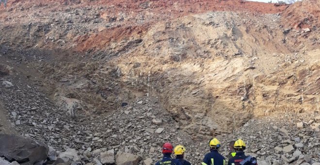 El equipo de bomberos efectúa investigaciones en el lugar de los hechos./EFE