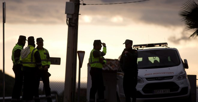 Miembros de la Guardia Civil controlan los accesos a Totalán (Málaga), justo después de que apareciera un nuevo saliente en el túnel vertical de 60 metros practicado para rescatar a Julen. EFE/Daniel Pérez