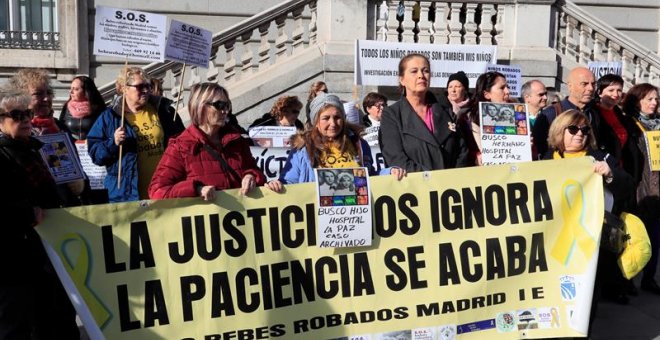 Un momento de la manifestación estatal de víctimas por el robo de bebés, esta mañana en Madrid. EFE/ Fernando Alvarado