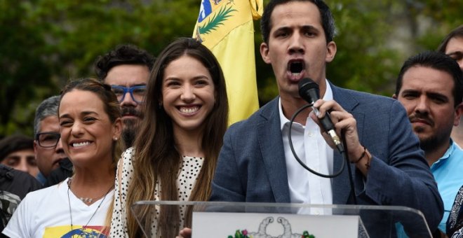 El autoproclamado "presidente interino" Juan Guaidó junto a Lilian Tintori, esposa del líder opositor venezolano Leopoldo López en Caracas, el 26 de enero de 2019 | AFP