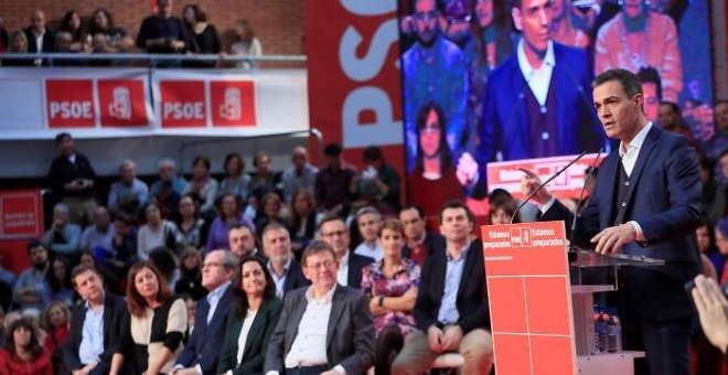 Los presidentes autonómicos socialistas de Castilla-La Mancha, Emiliano García-Page; Baleares, Francina Armengol y Comunitat Valenciana, Ximo Puig, y el candidato madrileño Ángel Gabilondo, entre otros, escuchan al presidente del Gobierno, Pedro Sánchez,