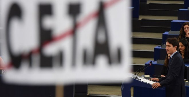 Cartel contra el Acuerdo Económico y Comercial Integral (CETA) de la UE y Canadá y el Primer Ministro canadiense, Justin Trudeau, en una sesión plenaria en el Parlamento Europeo en Estrasburgo | AFP