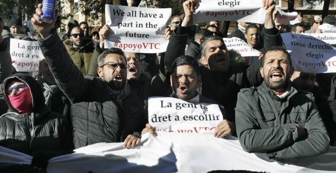 Varios centenares de conductores de vehículos de alquiler con conductor (VTC) se han manifestado a pie este lunes en Barcelona, desde la Avenida Diagonal hasta la sede de la Conselleria de Territorio y Sostenibilidad, donde esperan ser recibidos por el co