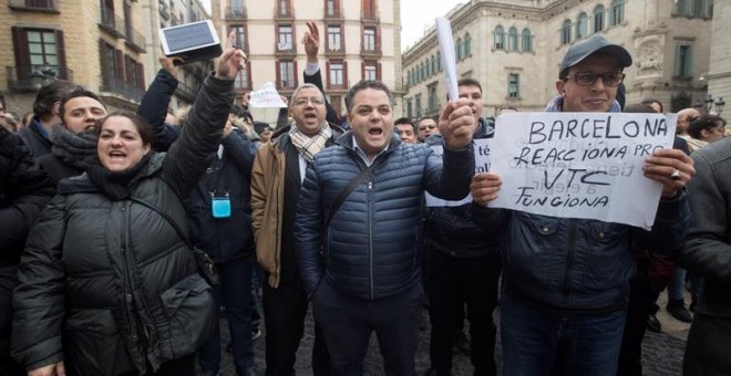 Centenars de conductors dels anomenats VTC concentrats a la plaça Sant Jaume de Barcelona per protestar per la regulació del sector que el Govern ha aprovat aquest dimarts. EFE/Marta Pérez.