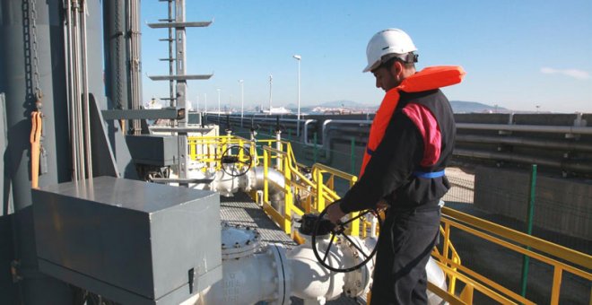 Un operario trabaja en una refinería. (EP | ARCHIVO)