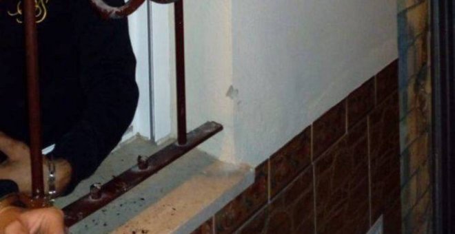 Los ladrones fueron encadenados a la reja por el Guardia Civil que llegó en pijama hasta que llegó la patrulla.