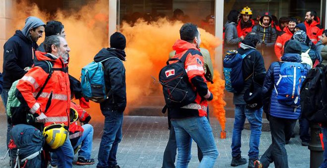 Bomberos de la Generalitat protestan ante la Conselleria de Interior, en Barcelona. / TONI ALBIR (EFE)