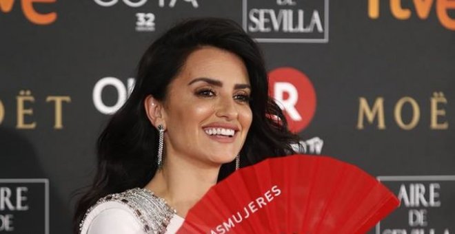 Penelope Cruz posa con uno de los abanicos rojos durante la pasada edición de los Goya.- EFE